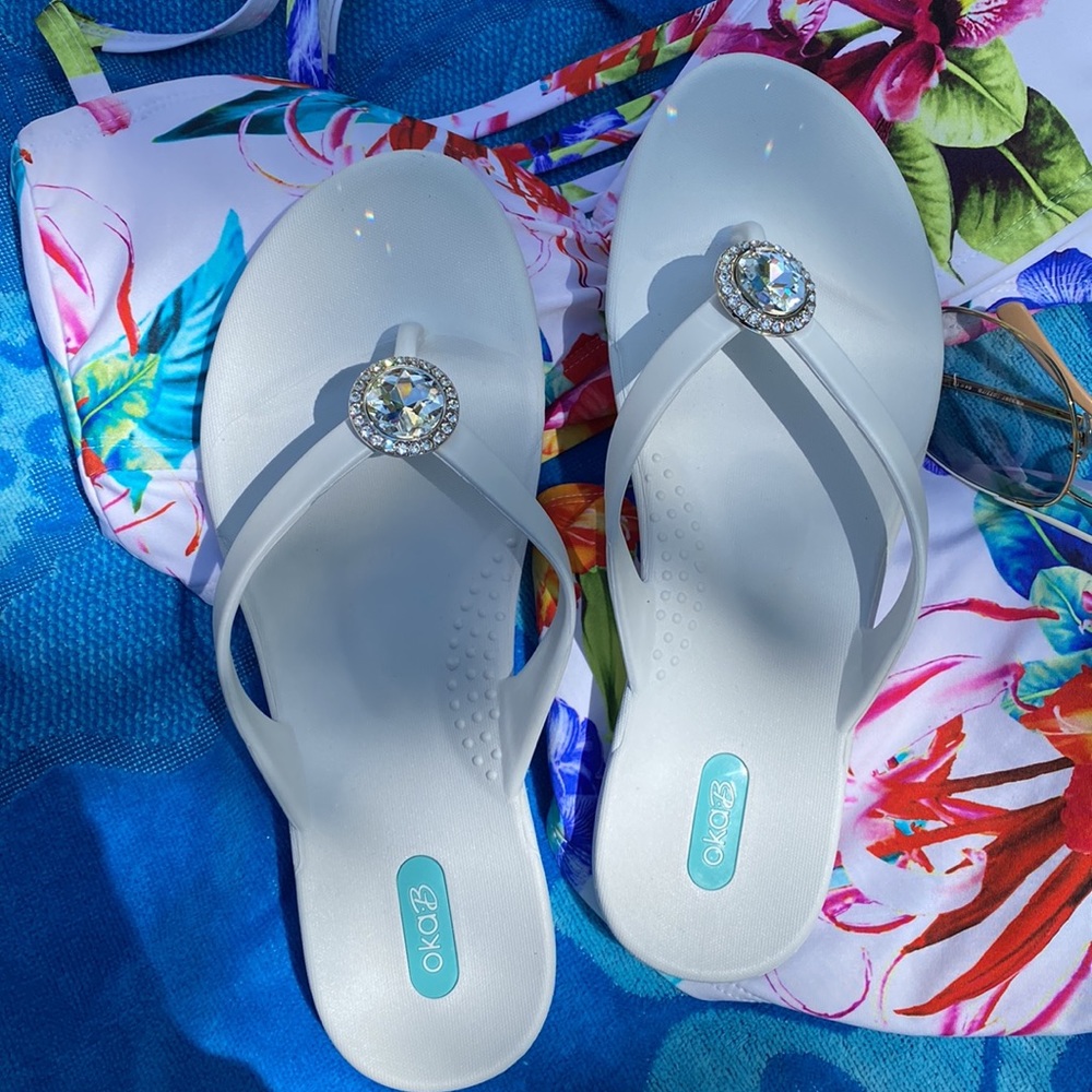 NEW  White oka b bling rhinestone flip flop sandals